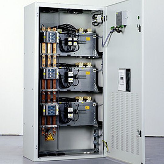 Blindleistungs-Kompensationsanlagen müssen regelmäßig gewartet werden, um Gefahren zu vermeiden.