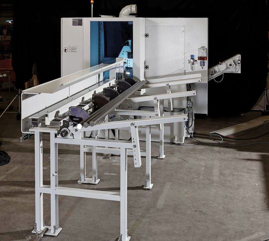 Hochleistungs-Kreissägeautomat Kasto-Gripspeed C 10 in Kombination mit einem Schrägmagazin zur kontinuierlichen Versorgung mit Rohstangen. Hochleistungs-Kreissägeautomat Kasto-Gripspeed C 10 in Kombination mit einem Schrägmagazin zur kontinuierlichen Versorgung mit Rohstangen.