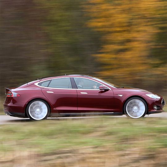 In einer Umfrage des amerikanischen Verbrauchermagazins „Consumer Report“ erzielte das Tesla Model S bei der Kundenzufriedenheit die seit Jahren besten Werte eines Automobils. Trotzdem erlebt der Elektropionier nach drei Fahrzeugbränden aktuell eher unruhige Zeiten. In einer Umfrage des amerikanischen Verbrauchermagazins „Consumer Report“ erzielte das Tesla Model S bei der Kundenzufriedenheit die seit Jahren besten Werte eines Automobils. Trotzdem erlebt der Elektropionier nach drei Fahrzeugbränden aktuell eher unruhige Zeiten.