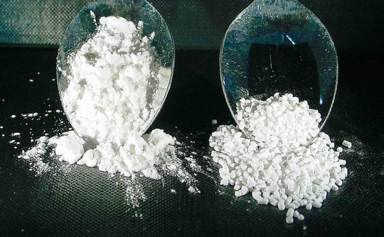 Ausgangsprodukt (pharmazeutischer Wirkstoff, links) und Pellets (rechts) Ausgangsprodukt (pharmazeutischer Wirkstoff, links) und Pellets (rechts)