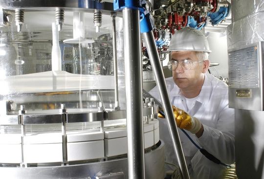 Mittlerweile hat der Wettbewerbsdruck auch die pharmazeutische Wirkstoffherstellung erreicht. Eine neue Studie zeigt Verbesserungsansätze. Bild: Archiv Mittlerweile hat der Wettbewerbsdruck auch die pharmazeutische Wirkstoffherstellung erreicht. Eine neue Studie zeigt Verbesserungsansätze. Bild: Archiv