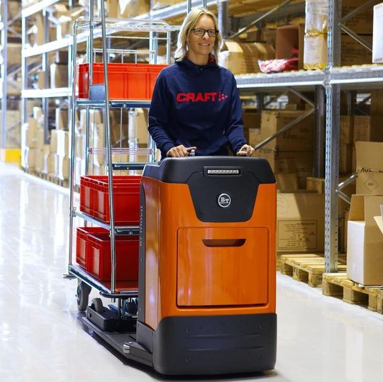 Dank eines im Markt bisher einzigartigen Andocksystems können die Wagen am Kommissionierer TSE100W übergangslos angehängt werden. Dank eines im Markt bisher einzigartigen Andocksystems können die Wagen am Kommissionierer TSE100W übergangslos angehängt werden.