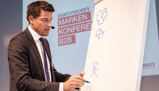 Um zu belegen, wie wichtig Zahlen für die Markensteuerung sind, griff Alexander Biesalski zum guten alten Flipchart. Um zu belegen, wie wichtig Zahlen für die Markensteuerung sind, griff Alexander Biesalski zum guten alten Flipchart.