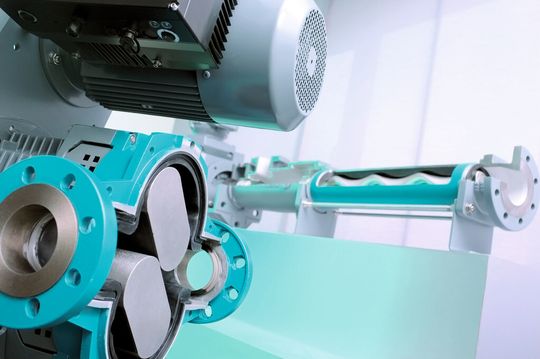 Bei seinen Exzenterschneckenpumpen und Drehkolbenpumpen setzt Netzsch voll und ganz auf Energieeinsparung. Bei seinen Exzenterschneckenpumpen und Drehkolbenpumpen setzt Netzsch voll und ganz auf Energieeinsparung.