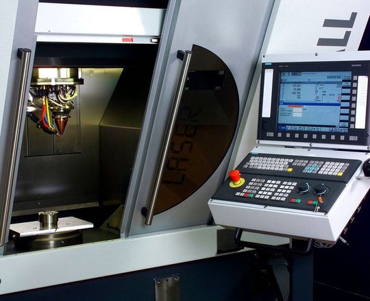 Das optimierte Umformwerkzeug der Mühlhoff Umformtechnik GmbH ist wegen des Laserauftragschweißens robuster als bisher. Das Bild zeigt das eingesetzte Maschinensystem. Das optimierte Umformwerkzeug der Mühlhoff Umformtechnik GmbH ist wegen des Laserauftragschweißens robuster als bisher. Das Bild zeigt das eingesetzte Maschinensystem.