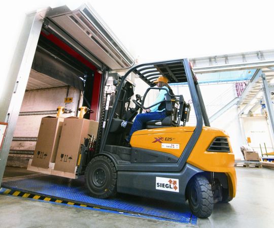 Der Elektrostapler XE25ac ist klassenschnellster an den Lade-Terminals des Wacker-Zentrallagers in Karlsfeld bei München. Bilder: OM Der Elektrostapler XE25ac ist klassenschnellster an den Lade-Terminals des Wacker-Zentrallagers in Karlsfeld bei München. Bilder: OM