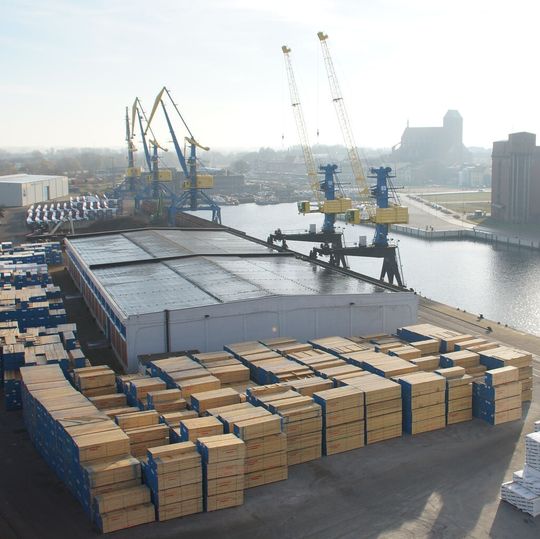 Eine effiziente Logistik sämtlicher Rohstoffe und Warenprodukte ist ein entscheidender Erfolgsfaktor, den der Seehafen Wismar bietet, sowie der direkte Zugang zur Ostsee und 27 km voll elektrifizierte hafeneigene Gleise und Anschluss an die Autobahnen 20 und 14. Eine effiziente Logistik sämtlicher Rohstoffe und Warenprodukte ist ein entscheidender Erfolgsfaktor, den der Seehafen Wismar bietet, sowie der direkte Zugang zur Ostsee und 27 km voll elektrifizierte hafeneigene Gleise und Anschluss an die Autobahnen 20 und 14.