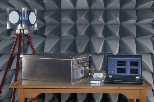 Handwerkszeug für die Abwehr elektromagnetischer Angriffe (v.l.n.r.): ein Antennenset (auf Stativ) zum Abtasten der Umgebung, ein Radiowellen-Messgerät zum Verarbeiten der Signale und ein Computer, der die relevanten Daten ausrechnet. Handwerkszeug für die Abwehr elektromagnetischer Angriffe (v.l.n.r.): ein Antennenset (auf Stativ) zum Abtasten der Umgebung, ein Radiowellen-Messgerät zum Verarbeiten der Signale und ein Computer, der die relevanten Daten ausrechnet.