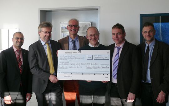 Prof. Joybrato Mukherjee (Präsident JLU), Gregor Disson (VCI, Landesverband Hessen), Dr. Gerd-Ludwig Schlechtriemen (FCI), Prof. Richard Göttlich (Institut für Organische Chemie), Prof. Holger Zorn (Dekan des Fachbereichs 08 - Biologie und Chemie), Prof. Siegfried Schindler (Institut für Anorganische und Analytische Chemie) (v.l.n.r. ) Prof. Joybrato Mukherjee (Präsident JLU), Gregor Disson (VCI, Landesverband Hessen), Dr. Gerd-Ludwig Schlechtriemen (FCI), Prof. Richard Göttlich (Institut für Organische Chemie), Prof. Holger Zorn (Dekan des Fachbereichs 08 - Biologie und Chemie), Prof. Siegfried Schindler (Institut für Anorganische und Analytische Chemie) (v.l.n.r. )