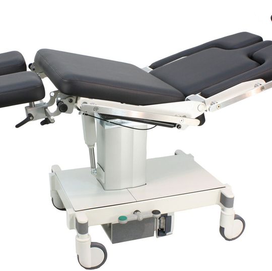 Ausgelegt auf die speziellen Bedürfnisse der Operateure in der Orthopädie, Dermatologie und Proktologie: der mobile OP-Stuhl SC 5010 SEK von Akrus mit batteriebetriebenem RK Powerlift M Ausgelegt auf die speziellen Bedürfnisse der Operateure in der Orthopädie, Dermatologie und Proktologie: der mobile OP-Stuhl SC 5010 SEK von Akrus mit batteriebetriebenem RK Powerlift M