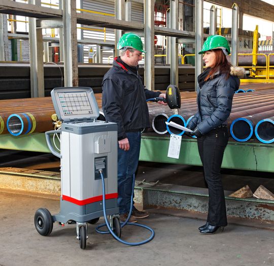 Für den mobilen Metallanalysator Spectrotest bietet Spectro jetzt den direkten Zugang auf eine Metalldatenbank mit 150.000 Legierungen an. Für den mobilen Metallanalysator Spectrotest bietet Spectro jetzt den direkten Zugang auf eine Metalldatenbank mit 150.000 Legierungen an.