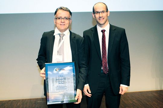 Werner Schneeberger, Geschäftsführer der ebm-papst AG freut sich über den 1. Platz beim Pro Klima Award 2013. Rechts: Matthias Frei/Jury-Präsident. Werner Schneeberger, Geschäftsführer der ebm-papst AG freut sich über den 1. Platz beim Pro Klima Award 2013. Rechts: Matthias Frei/Jury-Präsident.