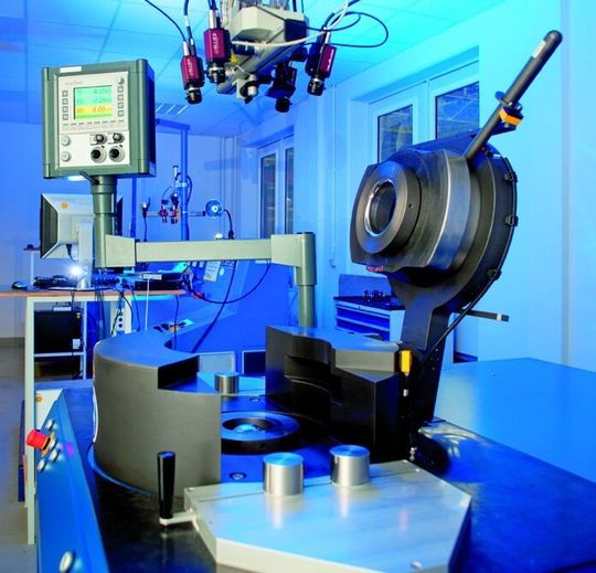 Mit der Universalblechprüfmaschine sind exakte Auswertungen der Dehnungen und Formveränderungen über den gesamten Verlauf möglich. Mit der Universalblechprüfmaschine sind exakte Auswertungen der Dehnungen und Formveränderungen über den gesamten Verlauf möglich.