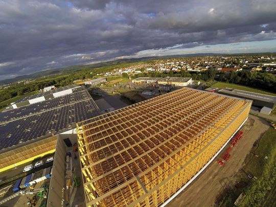 Ein seltener Anblick: Hochregallager aus Holz, welches später komplett automatisiert wird. Ein seltener Anblick: Hochregallager aus Holz, welches später komplett automatisiert wird.