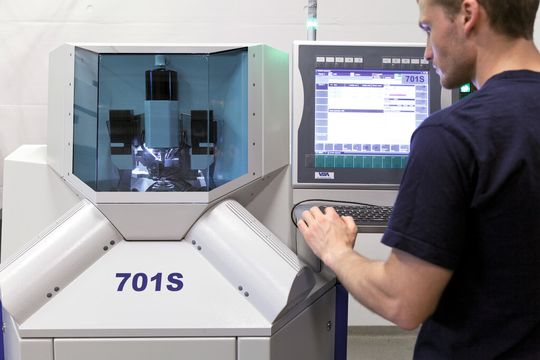 Dank einem originellen Konzept, das Präzision mittels geringfügiger Massen, eine hohe Dynamik und eine tadellose Bahnkontrolle gewährleistet, zwingt die 701S die Hersteller, gewisse Grundsätze zu überdenken, insbesondere, was die weitläufige Ansicht, Masse sei gleich Präzision, anbelangt. Dank einem originellen Konzept, das Präzision mittels geringfügiger Massen, eine hohe Dynamik und eine tadellose Bahnkontrolle gewährleistet, zwingt die 701S die Hersteller, gewisse Grundsätze zu überdenken, insbesondere, was die weitläufige Ansicht, Masse sei gleich Präzision, anbelangt.