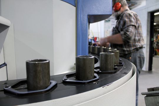 Die Bauteile werden vom Bediener auf ein in die VL-3-Maschine integriertes Förderband mit Schlepprahmen gelegt und danach wieder entnommen. Den Rest erledigt die Automation der VL 3. Die Bauteile werden vom Bediener auf ein in die VL-3-Maschine integriertes Förderband mit Schlepprahmen gelegt und danach wieder entnommen. Den Rest erledigt die Automation der VL 3.