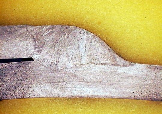6: Ein Schnitt der microMIG-geschweißten Naht zeigt die metallurgische hervorragende Verbindung der dünnen Blechen. 6: Ein Schnitt der microMIG-geschweißten Naht zeigt die metallurgische hervorragende Verbindung der dünnen Blechen.