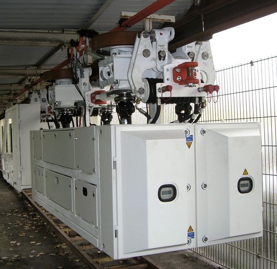 Die Einschienenhängebahn arbeitet mit Umrichtern im Master/Slöave-Betrieb besonders ruhig und wirtschaftlich.