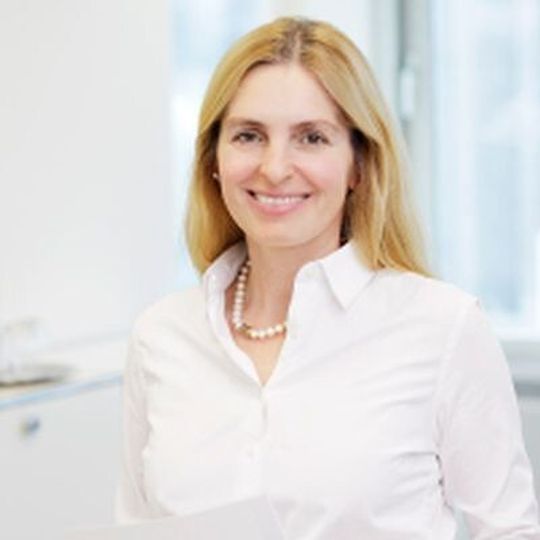 Gabriela Jaecker: „Die Hälfte aller Fremdmanager verlässt das Unternehmen nach spätestens zwei Jahren wieder. Dies war für uns Grund genug zu untersuchen, woran Fremdmanager im Familienunternehmen scheitern.“ Gabriela Jaecker: „Die Hälfte aller Fremdmanager verlässt das Unternehmen nach spätestens zwei Jahren wieder. Dies war für uns Grund genug zu untersuchen, woran Fremdmanager im Familienunternehmen scheitern.“