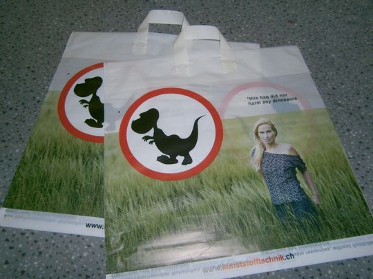 Werkstoff-Innovation Green-Bag: Weist die seit Ende Oktober produzierte 14-Liter-Kunststofftragetasche aus PLA (Polymilchsäure oder Polylactite) auch alle Vorzüge einer solchen aus den üblichen Polymeren auf, so ist sie jedoch vollständig biologisch abbaubar, wie der Green-Bag-Erfinder Dipl.-Ing. Lars Rominger, Geschäftsführer der Rominger Kunststofftechnik GmbH aus Edlibach (Schweiz), betont. Werkstoff-Innovation Green-Bag: Weist die seit Ende Oktober produzierte 14-Liter-Kunststofftragetasche aus PLA (Polymilchsäure oder Polylactite) auch alle Vorzüge einer solchen aus den üblichen Polymeren auf, so ist sie jedoch vollständig biologisch abbaubar, wie der Green-Bag-Erfinder Dipl.-Ing. Lars Rominger, Geschäftsführer der Rominger Kunststofftechnik GmbH aus Edlibach (Schweiz), betont.