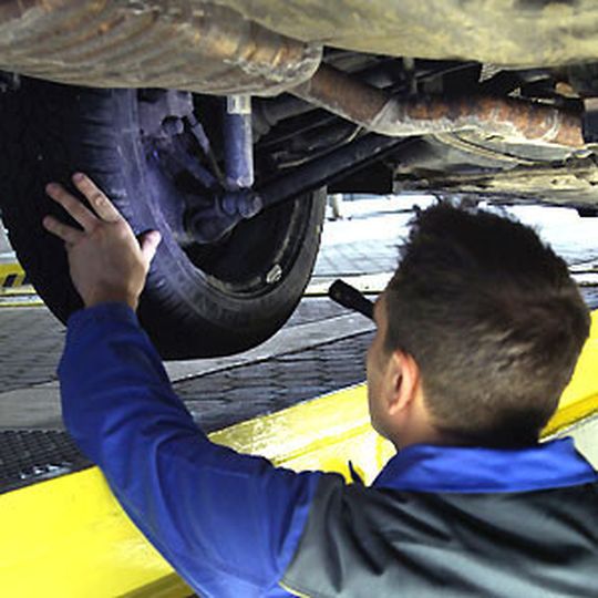 Fahrwerk und Abgasanlage machen den Autofahrern in der Hauptuntersuchung häufig zu schaffen.