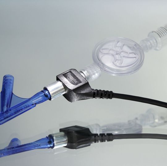 Kanüle und Drucksensor mit Luer-Lock verbunden. Kanüle und Drucksensor mit Luer-Lock verbunden.