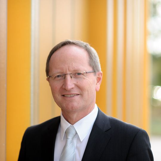 Dr. Thomas Haas, Leiter Creavis Biotechnology: „Der Weg zum industriellen Produktionsprozess in großem Maßstab, in dem mit Hilfe von Bakterien aus Synthesegas hochwertige Spezialchemie wird, ist lang.“ Dr. Thomas Haas, Leiter Creavis Biotechnology: „Der Weg zum industriellen Produktionsprozess in großem Maßstab, in dem mit Hilfe von Bakterien aus Synthesegas hochwertige Spezialchemie wird, ist lang.“