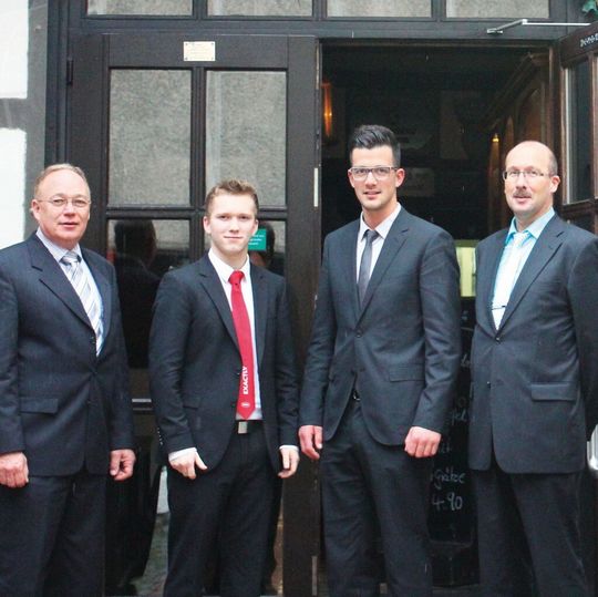 Erfolgreiche Ausbildung: zwei Azubis von Mahr und ihre Ausbilder. V.l. Norbert Tilgner, Dennis Plettenberg, Philipp Hunold und Udo Fuchs. Erfolgreiche Ausbildung: zwei Azubis von Mahr und ihre Ausbilder. V.l. Norbert Tilgner, Dennis Plettenberg, Philipp Hunold und Udo Fuchs.