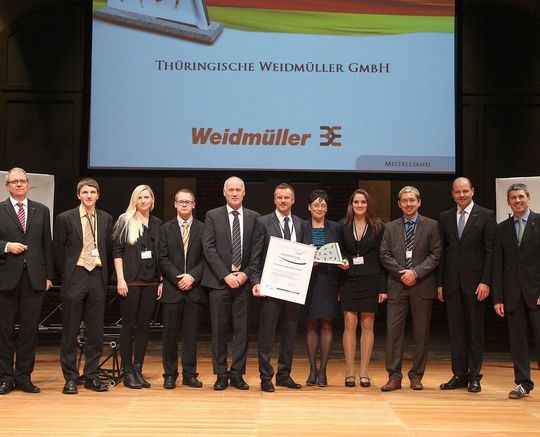 Ulrich Halbey (5.v.l.), Werkleiter in Thüringen, Bettina Geißhirt (7.v.l), zuständig für das Weidmüller Produktionssystem am Standort, und Stephan Köhler (6.v.l), Leiter Qualitätsmanagement vor Ort, nahmen stellvertretend die Ehrung mit dem 2. Platz des Ludwig-Erhard-Preises entgegen. Ulrich Halbey (5.v.l.), Werkleiter in Thüringen, Bettina Geißhirt (7.v.l), zuständig für das Weidmüller Produktionssystem am Standort, und Stephan Köhler (6.v.l), Leiter Qualitätsmanagement vor Ort, nahmen stellvertretend die Ehrung mit dem 2. Platz des Ludwig-Erhard-Preises entgegen.