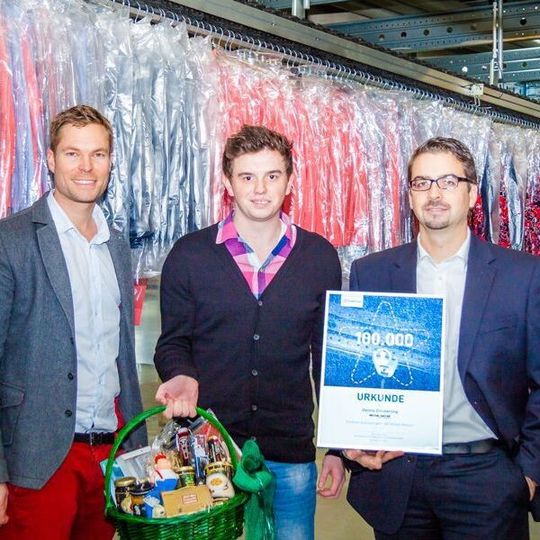 „Fresskorb“ für Dennis Zimmerling (Mitte), den 100.000-sten Kunden der Fracht- und Laderaumbörse Timocom. „Fresskorb“ für Dennis Zimmerling (Mitte), den 100.000-sten Kunden der Fracht- und Laderaumbörse Timocom.