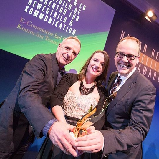Wolfgang Robien, Luna-X Communication, Désirée Seibel und Oliver Geritts, Mewa, gewannen den HR Excellence Award 2013 in der Kategorie „Arbeitgebervideo“ für Ihren Videobeitrag: „Menschen. Werte. Mewa.“ Wolfgang Robien, Luna-X Communication, Désirée Seibel und Oliver Geritts, Mewa, gewannen den HR Excellence Award 2013 in der Kategorie „Arbeitgebervideo“ für Ihren Videobeitrag: „Menschen. Werte. Mewa.“