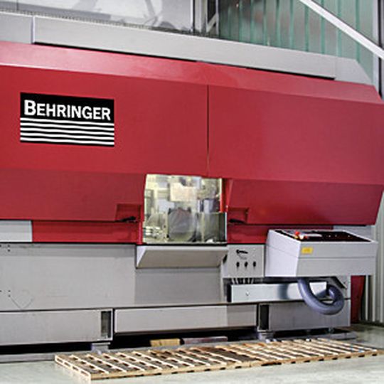 Bild 1: Sägemaschinen müssen heute mehr leisten, als nur Werkstoffe zu trennen. Schwer zerspanbare Materialien liegen im Trend und werden mit der Speed-Cutting-Technik produktiver und präziser bearbeitet als mit konventionellen Anlagen. Bild 1: Sägemaschinen müssen heute mehr leisten, als nur Werkstoffe zu trennen. Schwer zerspanbare Materialien liegen im Trend und werden mit der Speed-Cutting-Technik produktiver und präziser bearbeitet als mit konventionellen Anlagen.