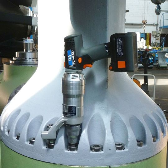 Der leistungsstarke Drehschrauber verfügt über einen Lithium-Ionen-Akku der Spitzenklasse für einen Drehmomentbereich bis 2600 Nm.