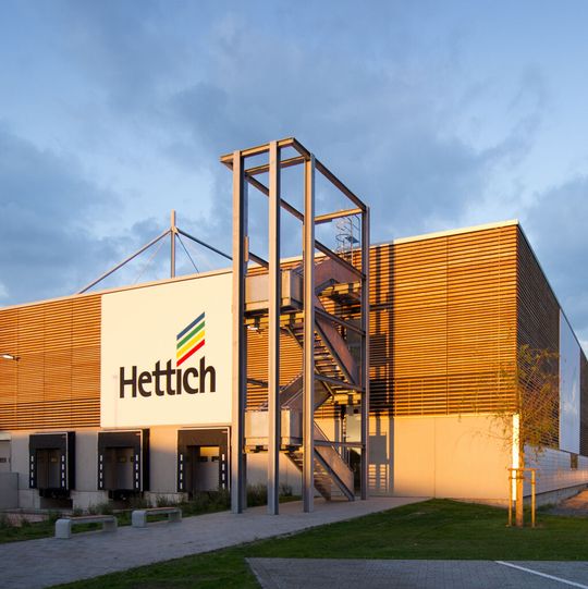 Timeslot sorgt beim Möbelbeschläge-Hersteller Hettich für effiziente Personalplanung und weniger Wartezeit an der Rampe. Timeslot sorgt beim Möbelbeschläge-Hersteller Hettich für effiziente Personalplanung und weniger Wartezeit an der Rampe.