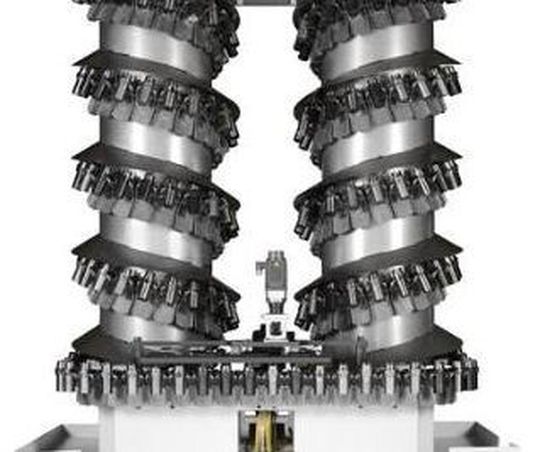 Gestapelte Produktivität: Der Tooltower von Chiron mit seinen maximal 210 Plätzen, wahlweise für 130, 170 oder 210 Werkzeuge, sorgt für Fertigungsflexibilität auf kleinem Raum. Gestapelte Produktivität: Der Tooltower von Chiron mit seinen maximal 210 Plätzen, wahlweise für 130, 170 oder 210 Werkzeuge, sorgt für Fertigungsflexibilität auf kleinem Raum.