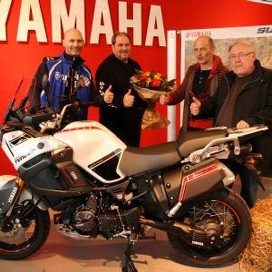 Daumen hoch für den Nikolaus: Volker Ringelmann (Yamaha Zentrum Dortmund), Dirk Gabriel, Friedhelm Kortmann (Polo Presse) und Bernhard Gabriel (v.l.n.r.) mit dem „Weltenbummler“ Super Ténéré. Daumen hoch für den Nikolaus: Volker Ringelmann (Yamaha Zentrum Dortmund), Dirk Gabriel, Friedhelm Kortmann (Polo Presse) und Bernhard Gabriel (v.l.n.r.) mit dem „Weltenbummler“ Super Ténéré.