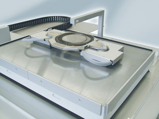 Das X-Y-Positioniersytem basiert auf Planarmotor-Technologie. Der Planarstator wird in Hybrid-Bauweise aus Stahl und Aluminiumschaum hergestellt. Das X-Y-Positioniersytem basiert auf Planarmotor-Technologie. Der Planarstator wird in Hybrid-Bauweise aus Stahl und Aluminiumschaum hergestellt.