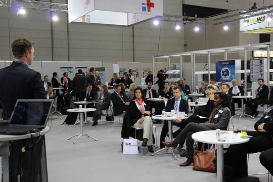 Gut besucht: Das Xing-Gruppentreffen auf der Medica 2013 findet am Stand des Krankenhaus-Kommunikations-Centrum statt. Das KKC sorgt auch für die Bewirtung der Gäste. Gut besucht: Das Xing-Gruppentreffen auf der Medica 2013 findet am Stand des Krankenhaus-Kommunikations-Centrum statt. Das KKC sorgt auch für die Bewirtung der Gäste.