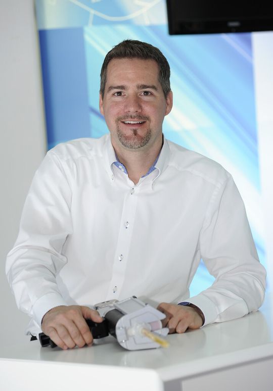 Dr. Adrian Jung, Chemiker im 3M Forschungszentrum in Neuss und Erfinder des so genannten Ampelklebstoffs. Dr. Adrian Jung, Chemiker im 3M Forschungszentrum in Neuss und Erfinder des so genannten Ampelklebstoffs.