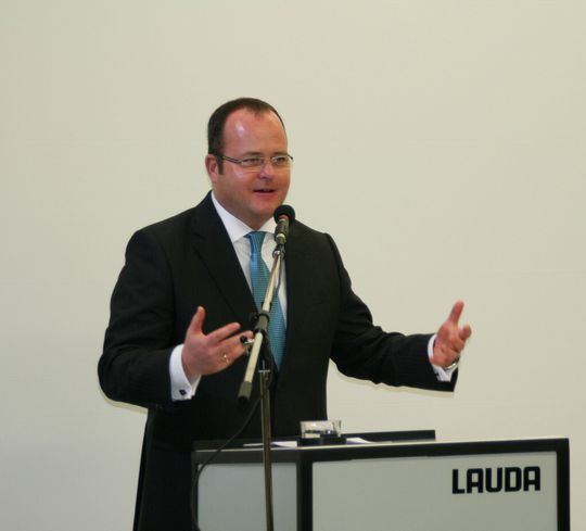 „Mit unserem Standortentwicklungsprogramm haben wir in den vergangenen acht Jahren die Weichen für einen modernen und zukunftsträchtigen Wirtschaftsstandort in Lauda-Königshofen gelegt“, so Geschäftsführender Gesellschafter Dr. Gunther Wobser bei der Einweihung der Neubauten. „Mit unserem Standortentwicklungsprogramm haben wir in den vergangenen acht Jahren die Weichen für einen modernen und zukunftsträchtigen Wirtschaftsstandort in Lauda-Königshofen gelegt“, so Geschäftsführender Gesellschafter Dr. Gunther Wobser bei der Einweihung der Neubauten.