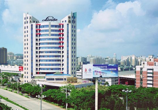 Firmenzentrale des größten und erfolgreichsten nicht-chinesische Staplerproduzent im Reich der Mitte, der chinesischen Gesellschaft von Linde Material Handling. Firmenzentrale des größten und erfolgreichsten nicht-chinesische Staplerproduzent im Reich der Mitte, der chinesischen Gesellschaft von Linde Material Handling.