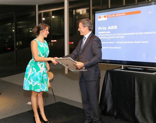 Dr. Léda Gerber von der EPFL erhält vom ABB-Manager Bruce Warner den ABB-Forschungspreis für Energietechnik. Dr. Léda Gerber von der EPFL erhält vom ABB-Manager Bruce Warner den ABB-Forschungspreis für Energietechnik.