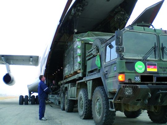 Die Hallenprofile für das ISAF-Camp werden am Flughafen Mazar-e-Sharif in Afghanistan auf Bundeswehr-Lkw umgeladen und zum endgültigen Aufbauort des Lazaretts gebracht. Bild: Stute Die Hallenprofile für das ISAF-Camp werden am Flughafen Mazar-e-Sharif in Afghanistan auf Bundeswehr-Lkw umgeladen und zum endgültigen Aufbauort des Lazaretts gebracht. Bild: Stute