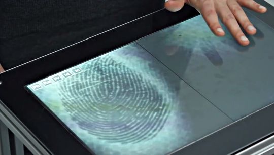Der Touchscreen Fiberio erkennt den Fingerabdruck des Nutzers Der Touchscreen Fiberio erkennt den Fingerabdruck des Nutzers