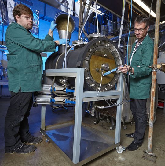 Abb. 1: Doktorand Jonas Lindner (links) und Projektleiter Dr. Andreas Lemmer im Biogaslabor bei der Beschickung und Kontrolle der Anlage zur bedarfsgerechten / lastabhängigen Methanproduktion (ELAST-2P). Abb. 1: Doktorand Jonas Lindner (links) und Projektleiter Dr. Andreas Lemmer im Biogaslabor bei der Beschickung und Kontrolle der Anlage zur bedarfsgerechten / lastabhängigen Methanproduktion (ELAST-2P).
