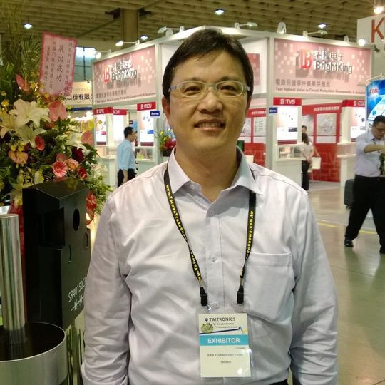 Vincent Chiang ist Executive Vice President beim Diodenspezialisten Eris. Links hinter ihm ist eine um ein Vielfaches vergrößerte Gleichrichterdiode zu sehen. Vincent Chiang ist Executive Vice President beim Diodenspezialisten Eris. Links hinter ihm ist eine um ein Vielfaches vergrößerte Gleichrichterdiode zu sehen.