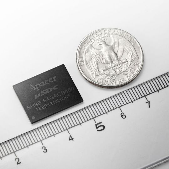 Der Micro SATA Disk Chip von Apacer ist fast kleiner als eine amerikanische Vierteldollarmünze, die in etwa dem hiesigen 50-Cent-Stück entspricht.