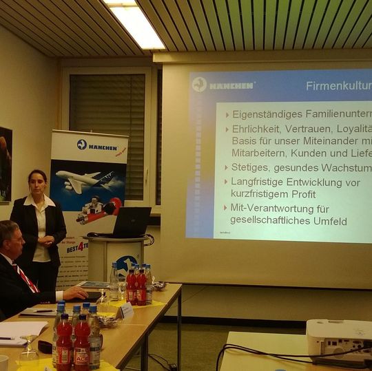 Hydraulikzylinder-Hersteller Haenchen hat Geschäftsführung an 3. Generation übergeben. Tanja Hänchen erläutert die künftige Firmenstrategie. Hydraulikzylinder-Hersteller Haenchen hat Geschäftsführung an 3. Generation übergeben. Tanja Hänchen erläutert die künftige Firmenstrategie.