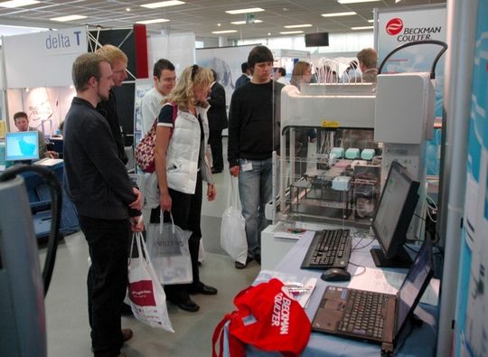 Bei den 105 Ausstellern konnten sich die 1940 Teilnehmer über den Kongress hinaus über biotechnologische Produkte, Apparate, Geräte und Verfahren informieren. Bei den 105 Ausstellern konnten sich die 1940 Teilnehmer über den Kongress hinaus über biotechnologische Produkte, Apparate, Geräte und Verfahren informieren.