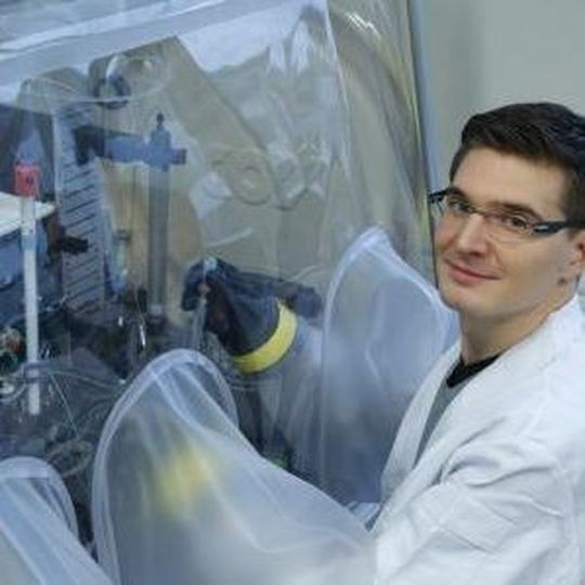 Kai Schuchmann bei seiner Arbeit an Sauerstoff empfindlichen Bakterien im Anaerobenzelt. Kai Schuchmann bei seiner Arbeit an Sauerstoff empfindlichen Bakterien im Anaerobenzelt.